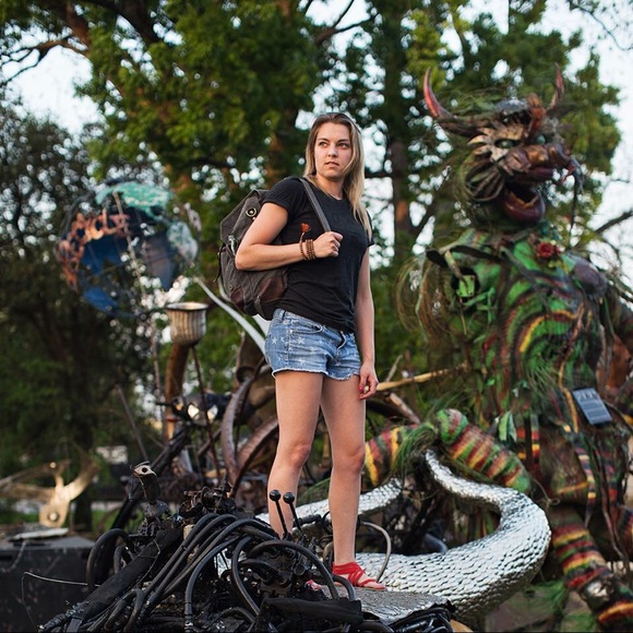 Meet your Posher, Caitlin - Picture 5 of 8